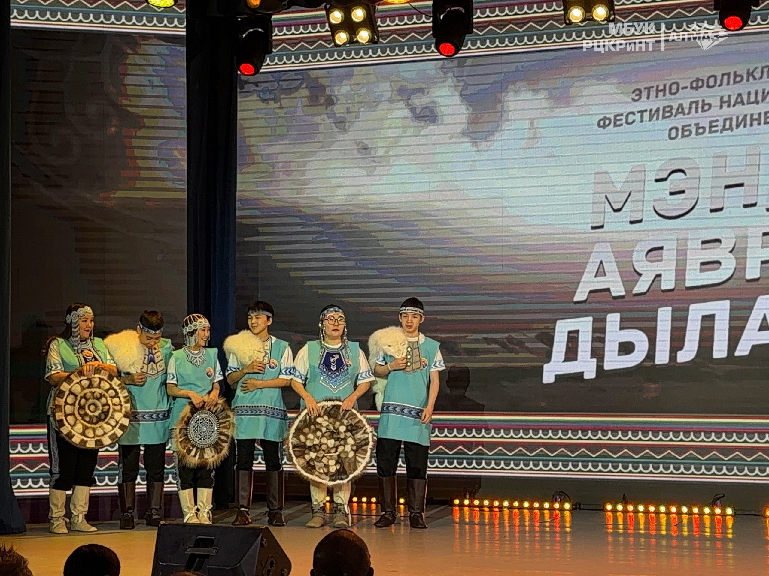 Этно-фольклорный фестиваль «Мэнду Аяврив Дылачат!» собрал национальные объединения в яркий праздник культуры и традиций.